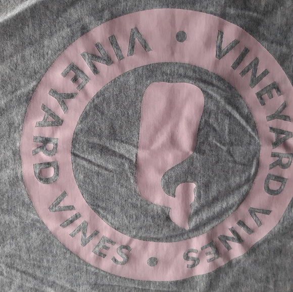 Vineyard Vines  front pocket t-shirt - Picture 3 of 4